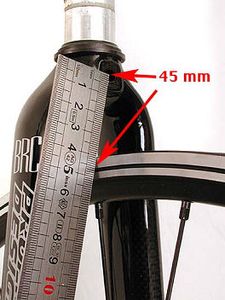 Diese Gabel- und Felgenkombination verlangen nach einer Bremse mit einer Reichweite die auf 45 mm eingestellt werden kann. Die links abgebildete Bremse passt also.